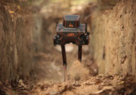 Photo Dvojnohý robot zvládne náročný terén, kopance aj údery