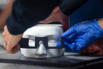 Photo VR okuliare kombinujú metapovrchové vlnovody a holografiu riadenú AI