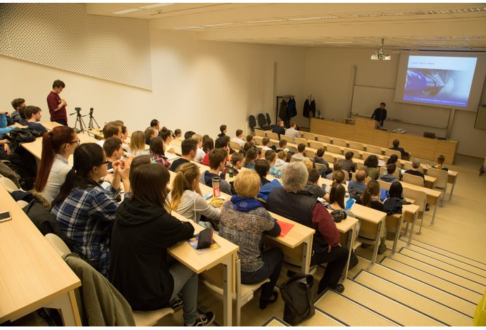 Photo Stredoškoláci v úlohe svetových časticových fyzikov. Na jeden deň, vďaka Masterclasses.