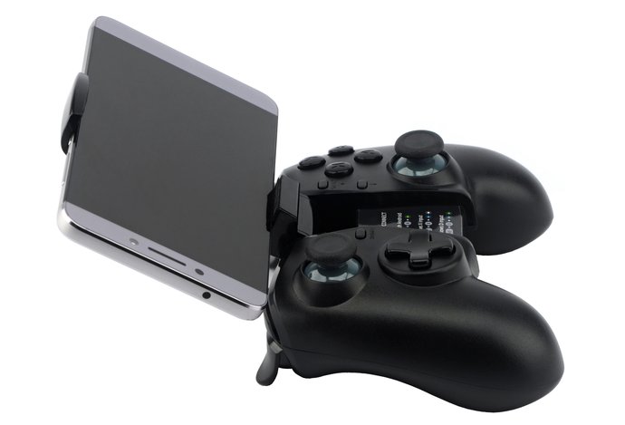 Photo Trust GXT 590: Výhodný hybrid gamepadov  Sony a Microsoftu