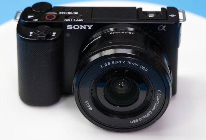 Photo Sony ZV-E10 - vlogovacia kamera s výmennými objektívmi a APS C snímačom