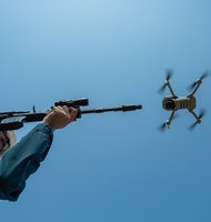 Photo Američania strieľajú na doručovacie drony eshopu