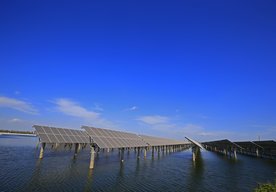 Photo Inštalácia solárnych panelov na akvakultúrnych farmách prináša výhody pre obe strany