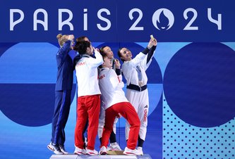 Photo Paríž 2024: Medailisti si robia „víťazné selfíčko”