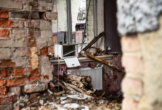 Photo Stroj premieňa sutiny zo zbombardovaných ukrajinských budov na lego tehly na stavbu nových domov