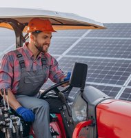 Photo Farmár si vyrobil unikátny traktor na solárny pohon