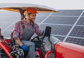 Photo Farmár si vyrobil unikátny traktor na solárny pohon