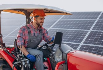 Photo Farmár si vyrobil unikátny traktor na solárny pohon