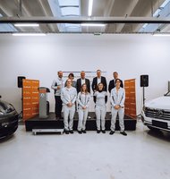 Photo Duálna Akadémia dostala tri automobily. Medzi nimi aj elektrické Porsche Macan – krok k budúcnosti vzdelávania elektromobility