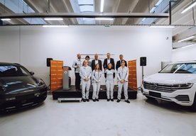 Photo Duálna Akadémia dostala tri automobily. Medzi nimi aj elektrické Porsche Macan – krok k budúcnosti vzdelávania elektromobility