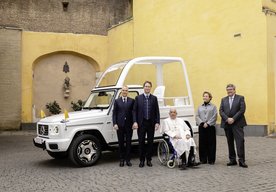 Photo Pápež František dostal prvý elektrický papamobil od značky Mercedes-Benz 