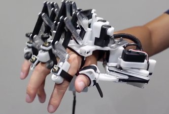 Photo Robotický exoskeleton pomáha už aj klaviristom  
